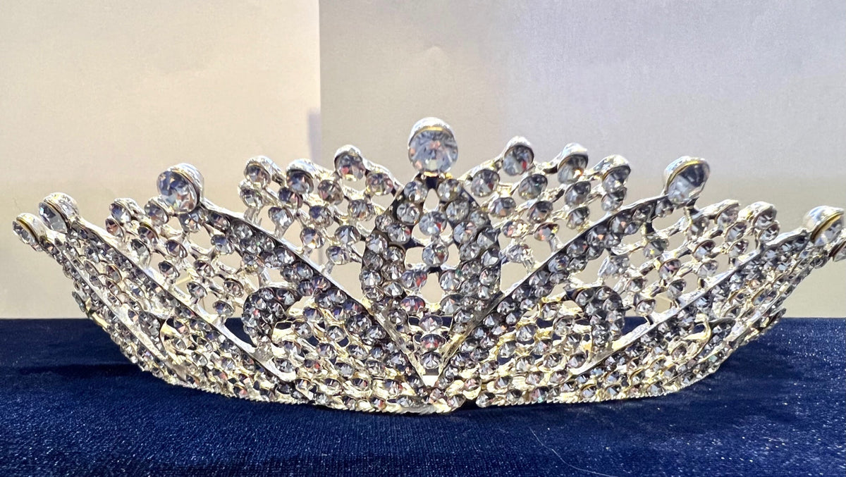 Glittering rhinestone matrix encrusted densely across the polished frame of the Calla Collection TR-883 tiara