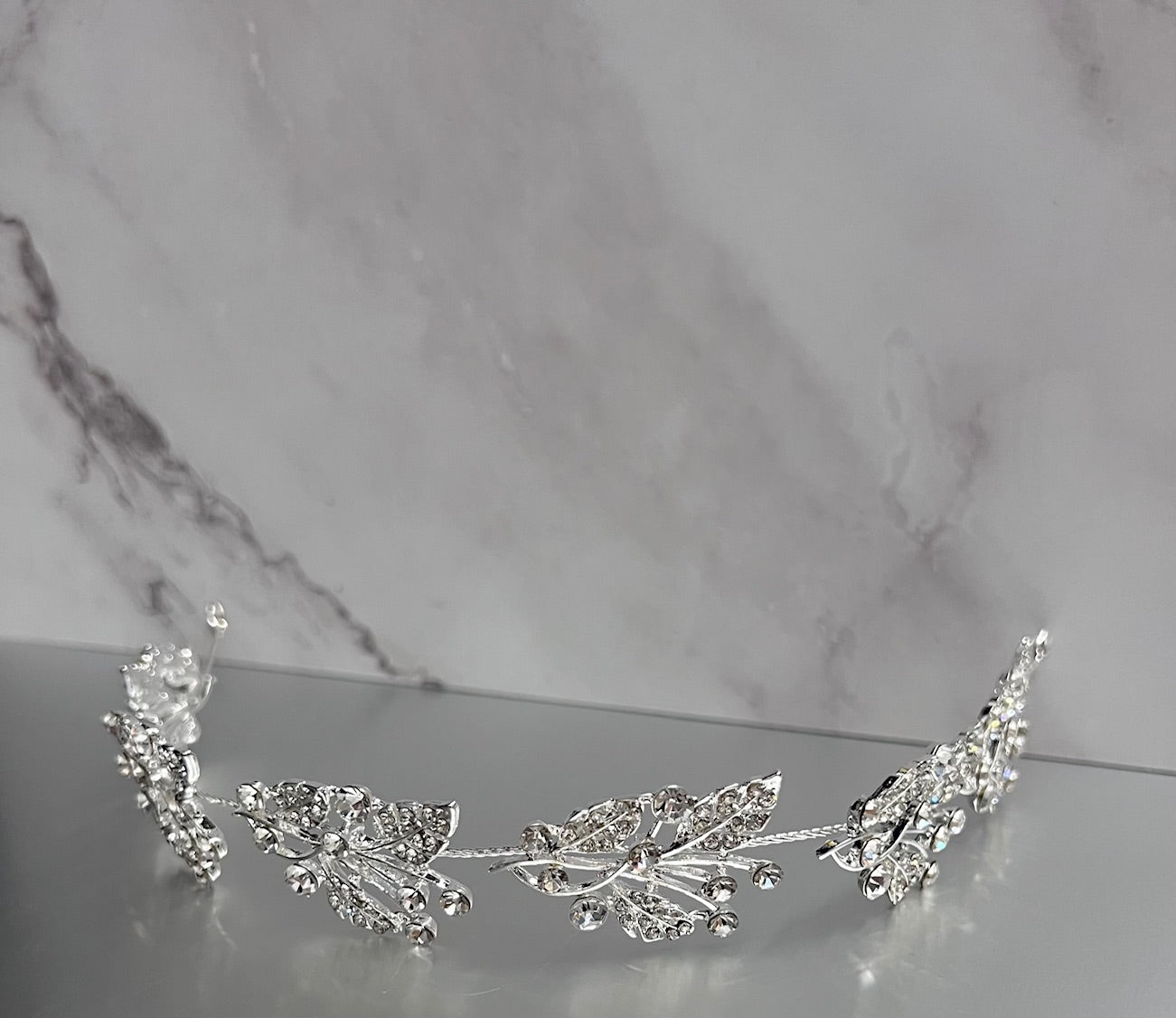 Silver TR-622 hair accessory from Calla Collection, stylish and versatile hair accessory for various hairstyles.