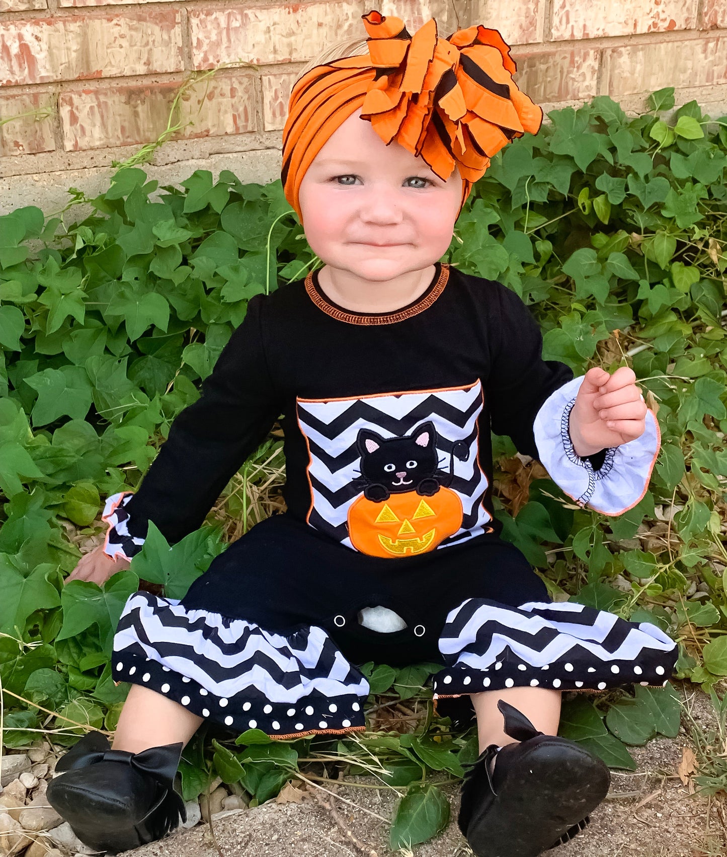 AnnLoren Baby Girls Black & White Halloween Kitten Pumpkin Holiday Romper