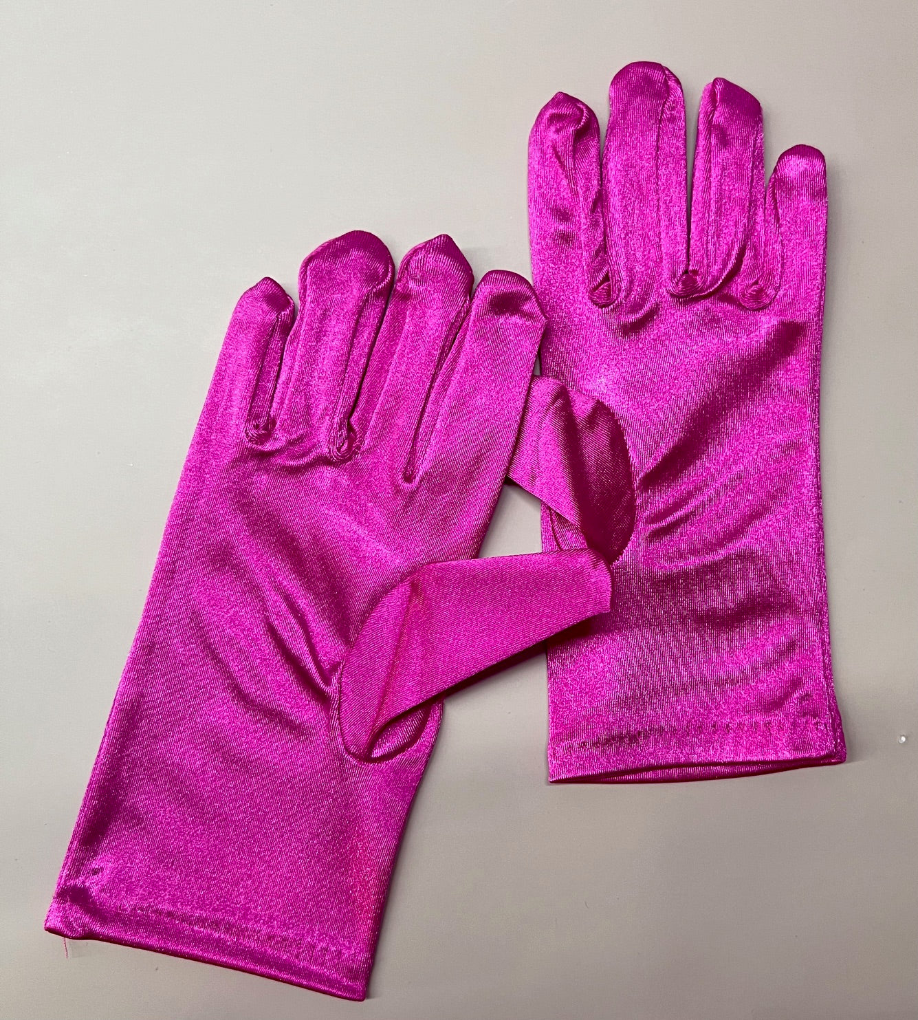 Fuchsia kids gloves from Calla Collection, featuring soft fabric and snug fit, perfect for little hands during cold weather.