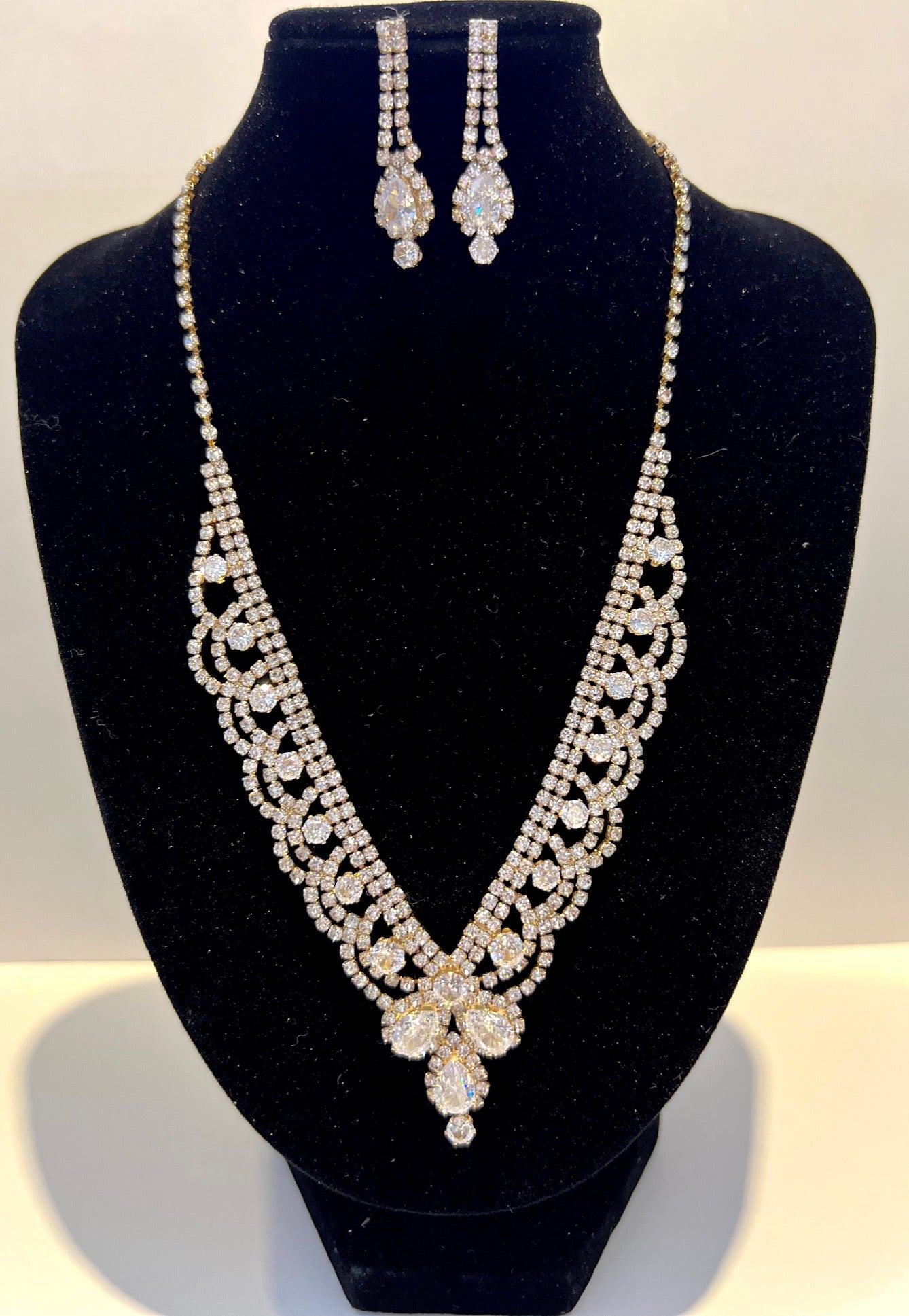 Calla Collection TR-22101 New Style Presentation Necklace & Earring Set