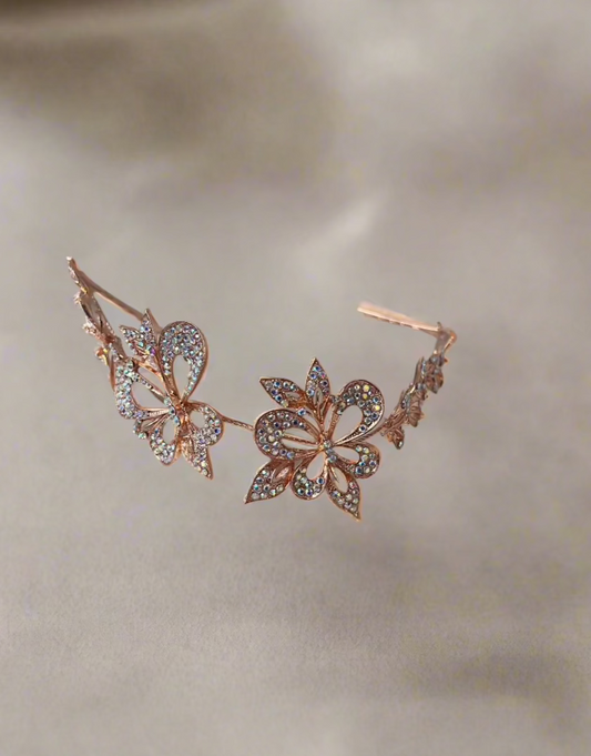 Close-up of CALLAcollection TR-630 jewelry piece with intricate design and shiny metal finish, showcasing craftsmanship.