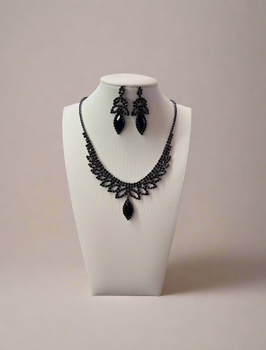 CallaCollection necklace featuring a delicate chain and pendant, close-up view highlighting elegant jewelry design.