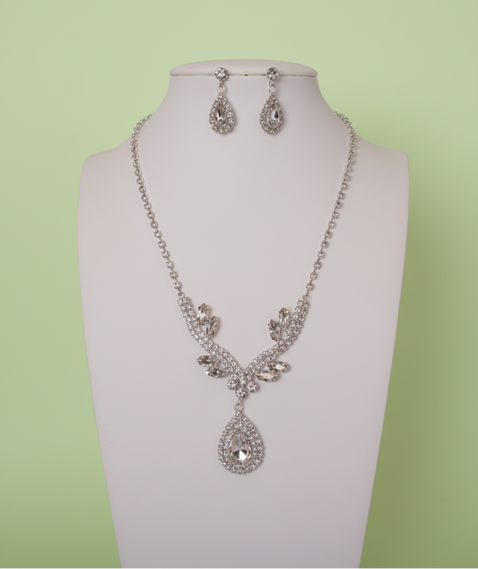CallaCollection TR-3280 necklace featuring a delicate chain and elegant pendant, displayed on a neutral background.