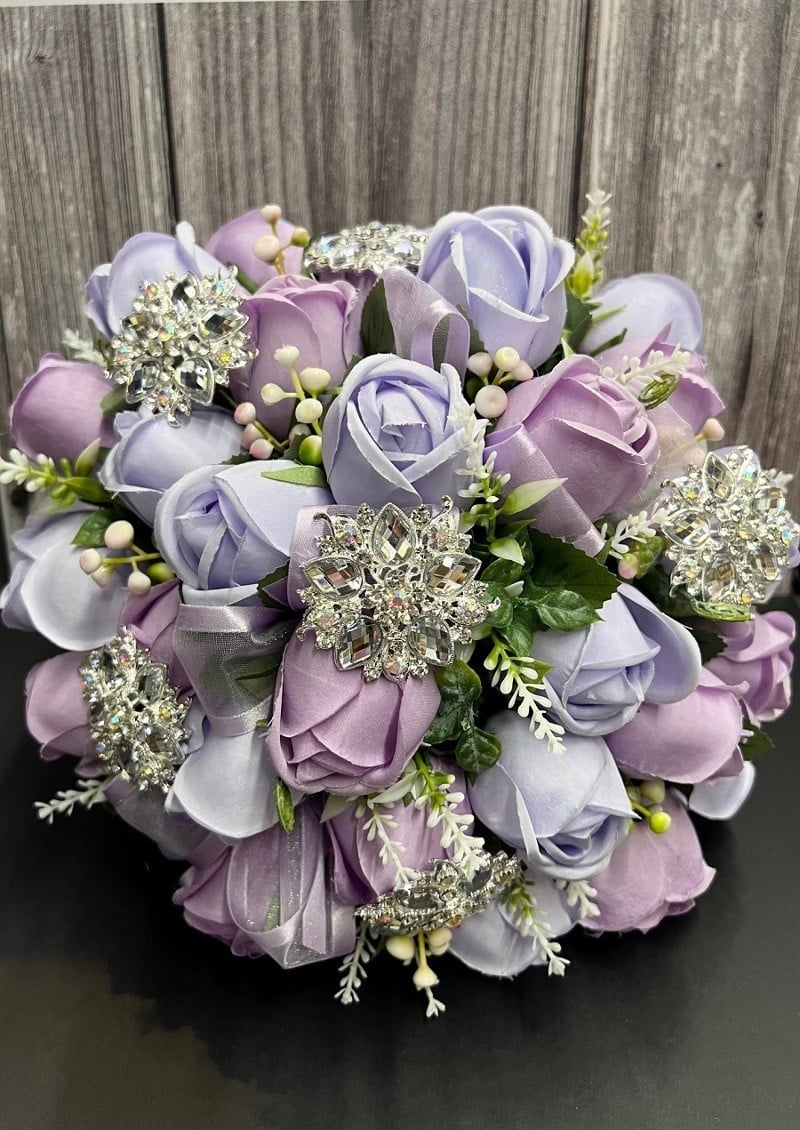 Calla Collection NATURAL FLOWER keepsake showing a secure comfortable handle wrap for effortless carrying during waltzes. [1, 2]