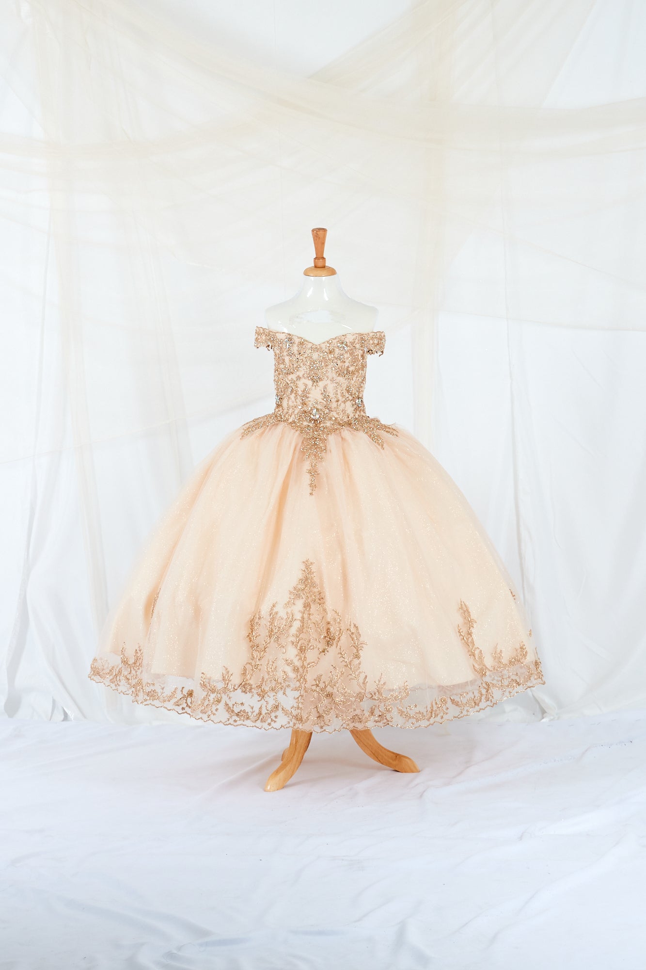 Fully lined special occasion gown Calla Collection SCK-318 built with a silky-smooth anti-static inner comfort lining.