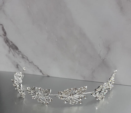 Silver TR-622 hair accessory from Calla Collection, stylish and versatile hair accessory for various hairstyles.