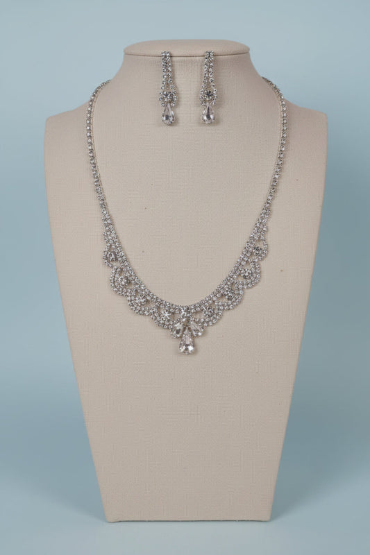 Silver CALLAcollection TR-3234 necklace featuring a delicate chain and elegant pendant, displayed on a neutral background.