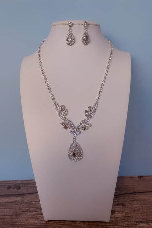 CallaCollection TR-3180 silver necklace featuring a sleek, modern design with a delicate chain and subtle pendant.
