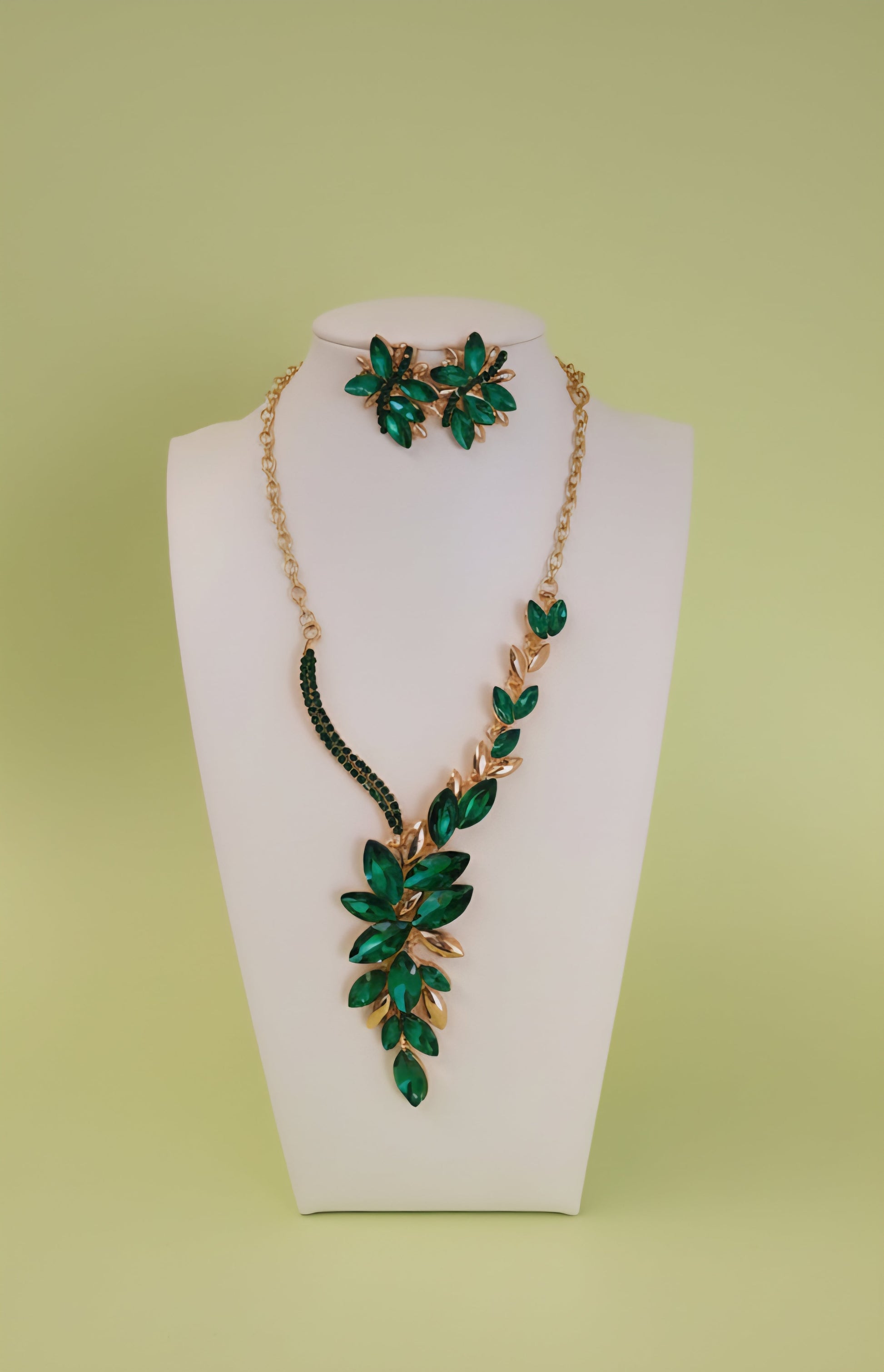 Calla Collection TR-870002 emerald green accessory with decorative details, designed for versatile use and stylish appearance.