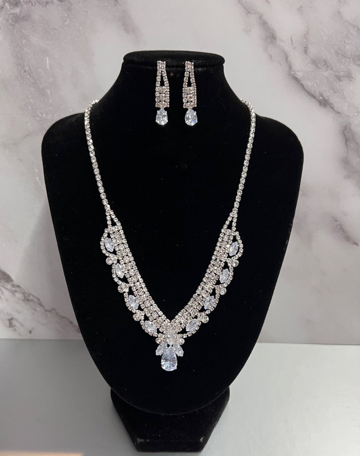 Silver Calla Collection TR-3229 polished necklace and earring set, featuring elegant jewelry with a sleek, shiny finish.
